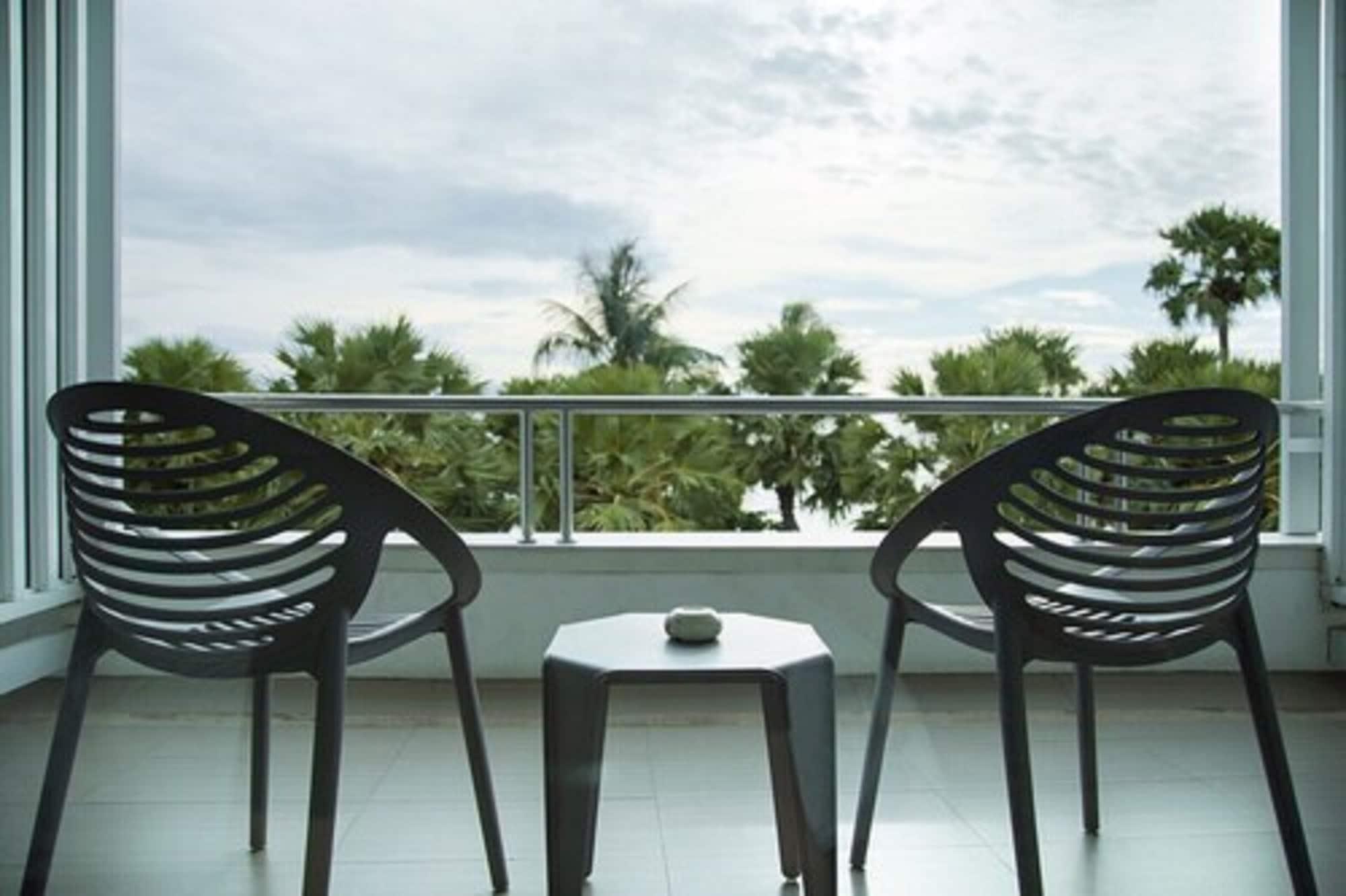 Baboona Beachfront Living Pattaya Exterior photo